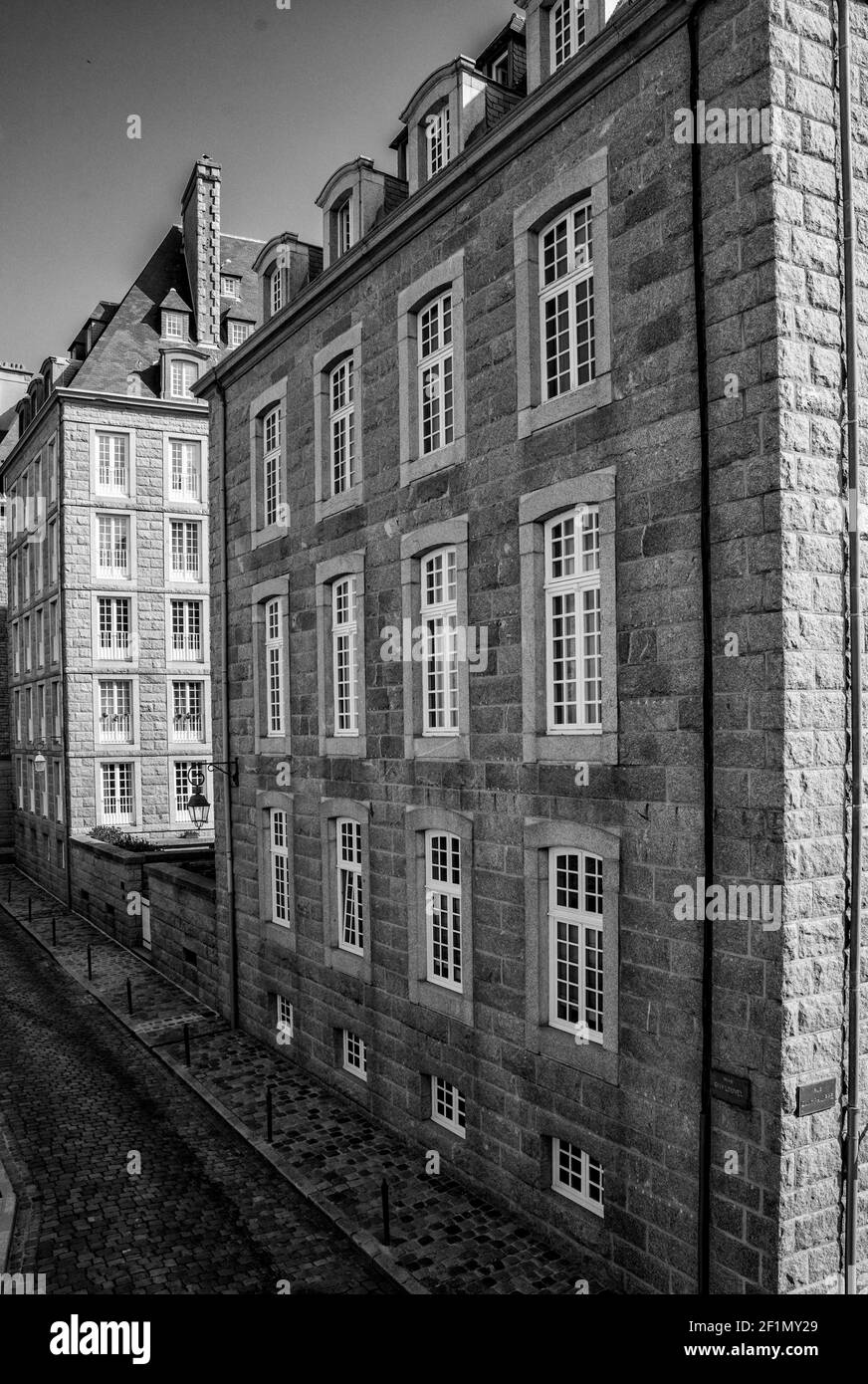 Schwarz-Weiß-Ansicht der historischen normannischen Steinhäuser in Die Nachbarschaft von Saint-Malo Intra-Muros Stockfoto