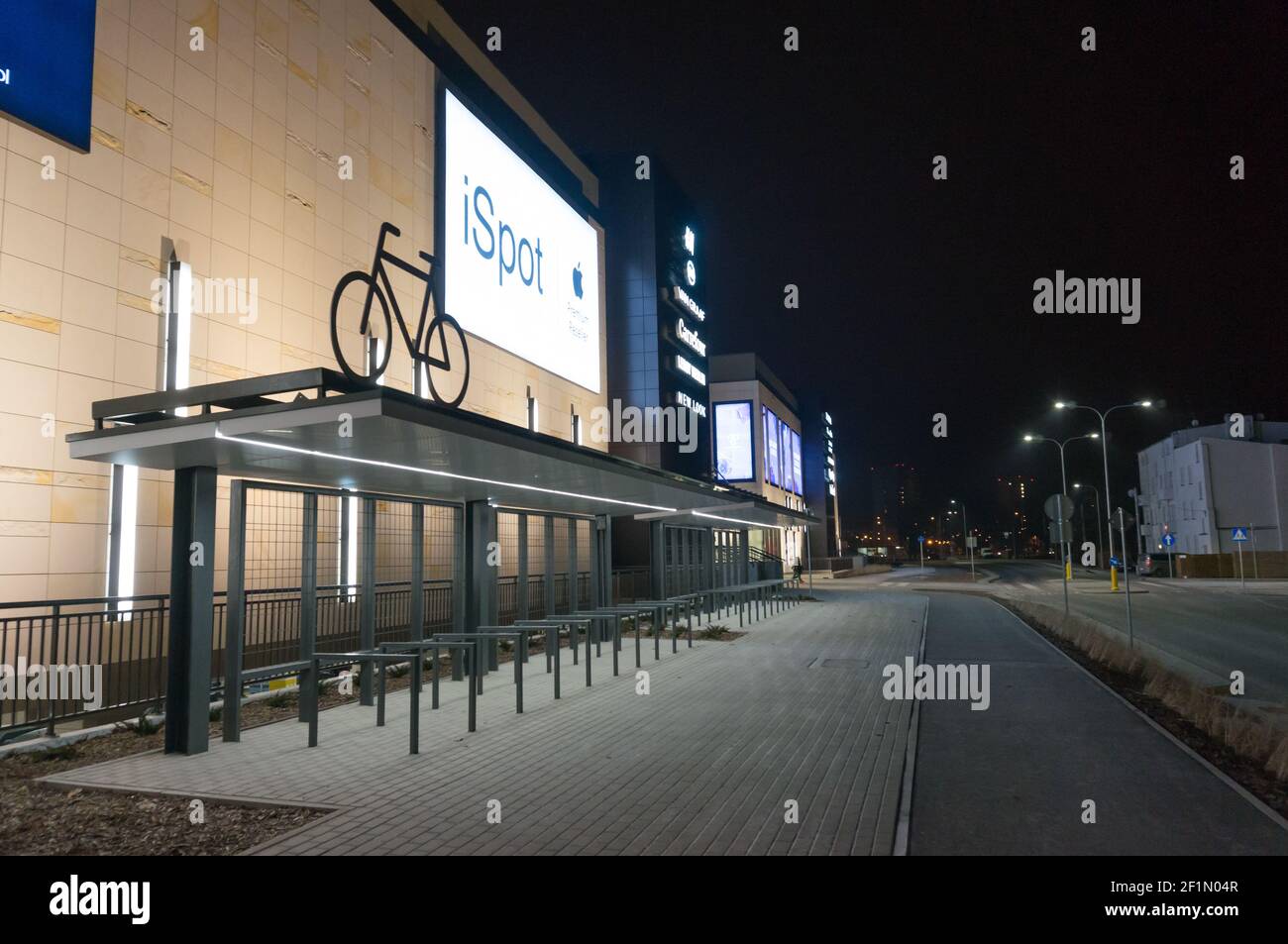 POZNAN, POLEN - 13. Feb 2017: Fahrradständer aus Metall neben dem neuen Einkaufszentrum Posnania bei Nacht Stockfoto
