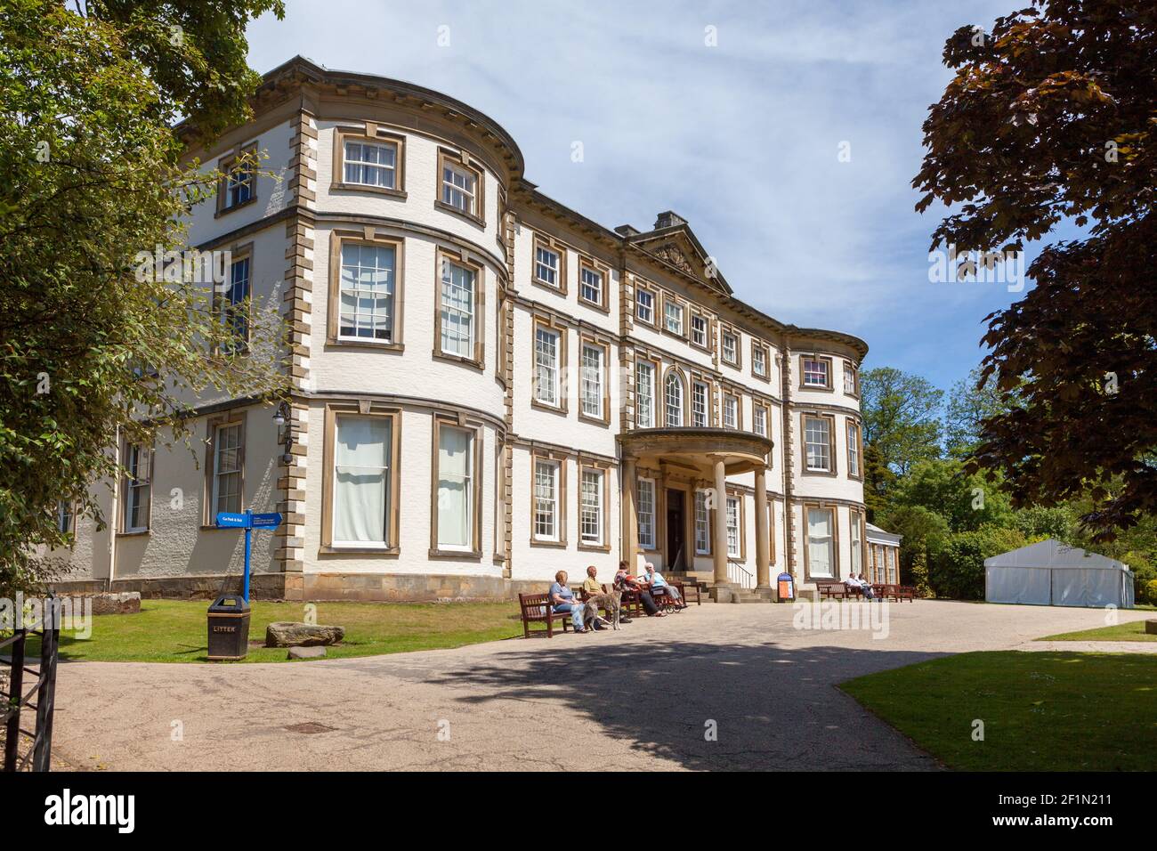 Außenansicht der Fassade von Sewerby Hall, einem georgianischen Landhaus in der Nähe von Bridlington, East Yorkshire Stockfoto