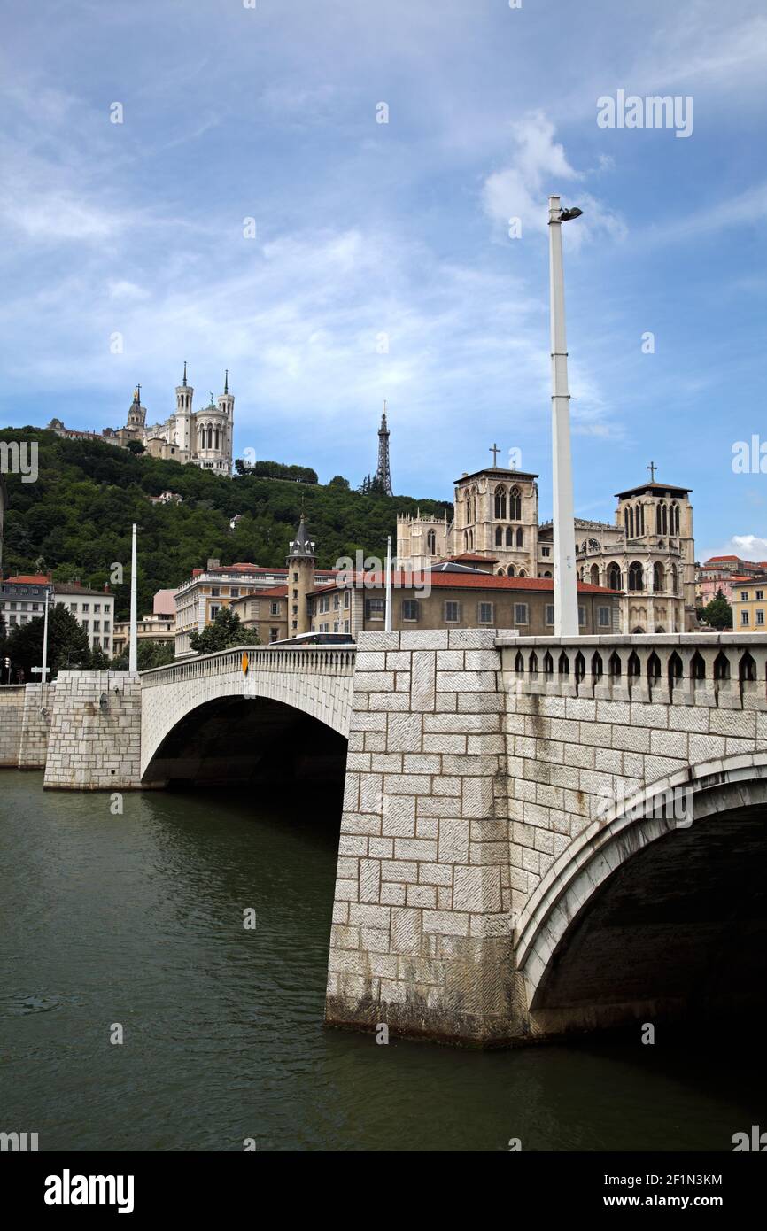 Die Pont Bonaparte über den Fluss Saône und CathédraleStJeanBaptiste
