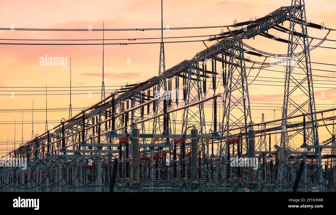 Stromübertragungsinfrastruktur Silhouetten bei Sonnenuntergang. Stockfoto