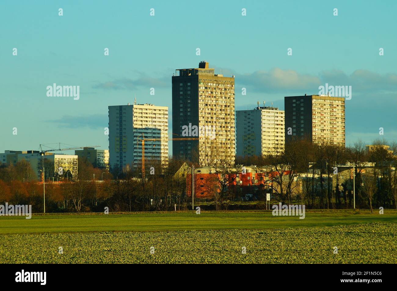 Blick auf die Skyline des Frankfurter Berges von Bonames / Nidda. Das Gebiet dazwischen ist Teil des Grüngürtels (Grünguertel) Stockfoto