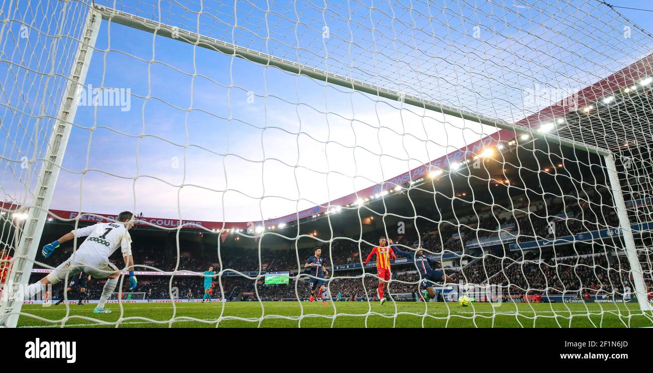 Blaise Mathuidi (psg) erzielte ein Tor gegen Rudy RIOU (RC Lens) während der Französisch Championship Ligue 1 Fußballspiel zwischen Paris Saint Germain und RC Lens am 7. März 2015 im Parc des Princes Stadion in Paris, Frankreich. Foto Stephane Allaman / DPPI Stockfoto