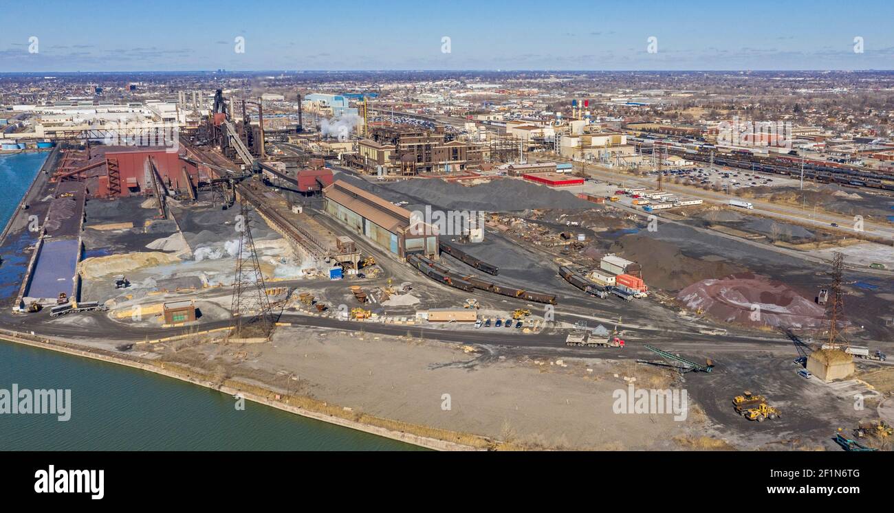 Dearborn, Michigan - Ford's River Rouge Manufacturing Complex auf dem Rouge River. Das umfasst mehrere Ford Fabriken und eine AK Steel Mill. Great La Stockfoto