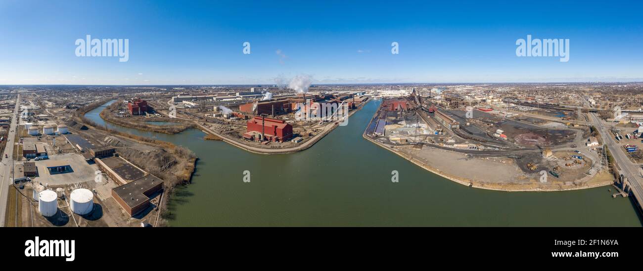 Dearborn, Michigan - Ford's River Rouge Manufacturing Complex auf dem Rouge River. Das umfasst mehrere Ford Fabriken und eine AK Steel Mill. Stockfoto