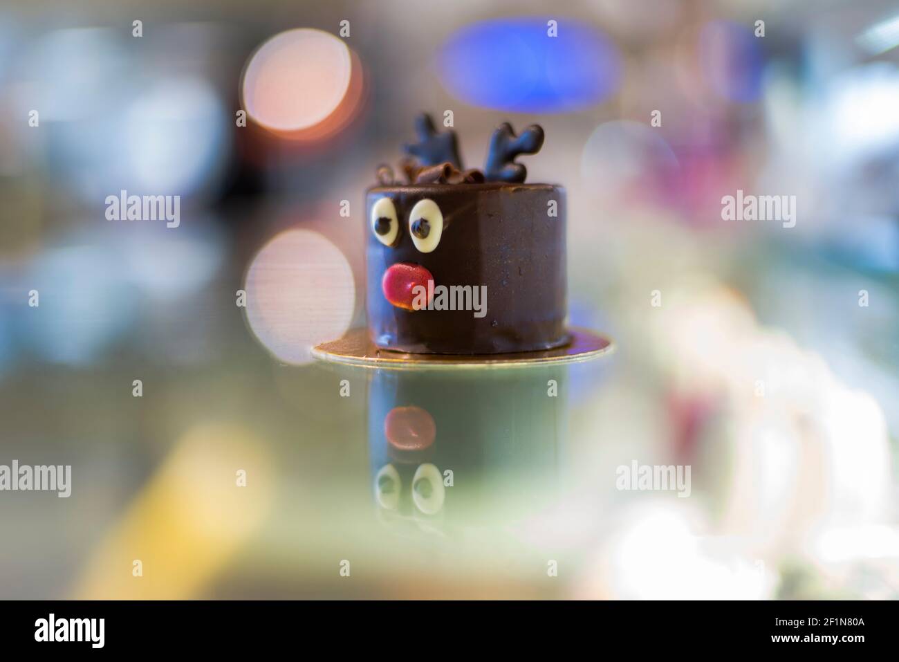Eine kerzenartige Torte, für die Weihnachtszeit, in Form eines Hirsches Stockfoto