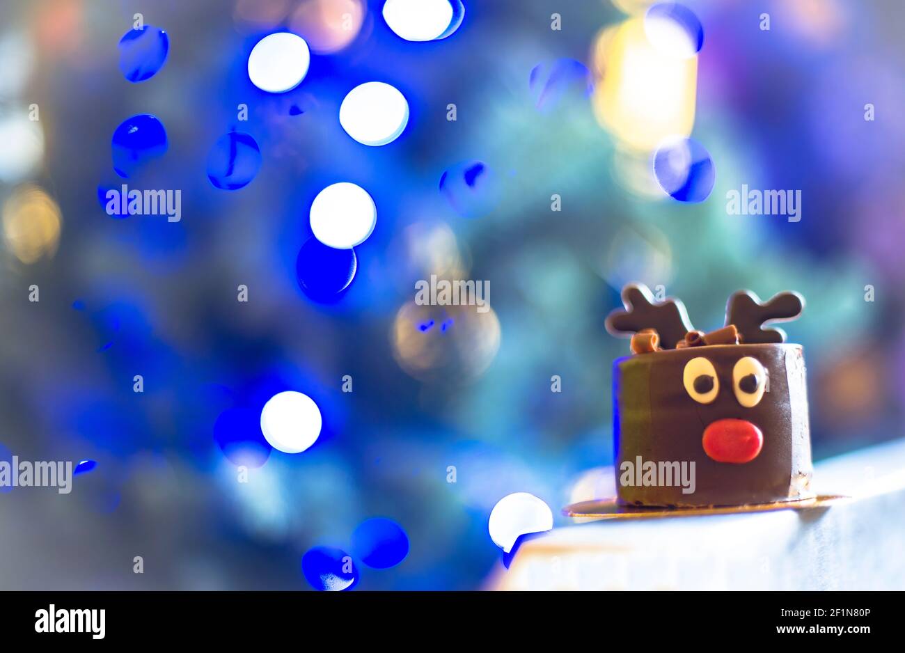 Eine kerzenartige Torte, für die Weihnachtszeit, in Form eines Hirsches Stockfoto