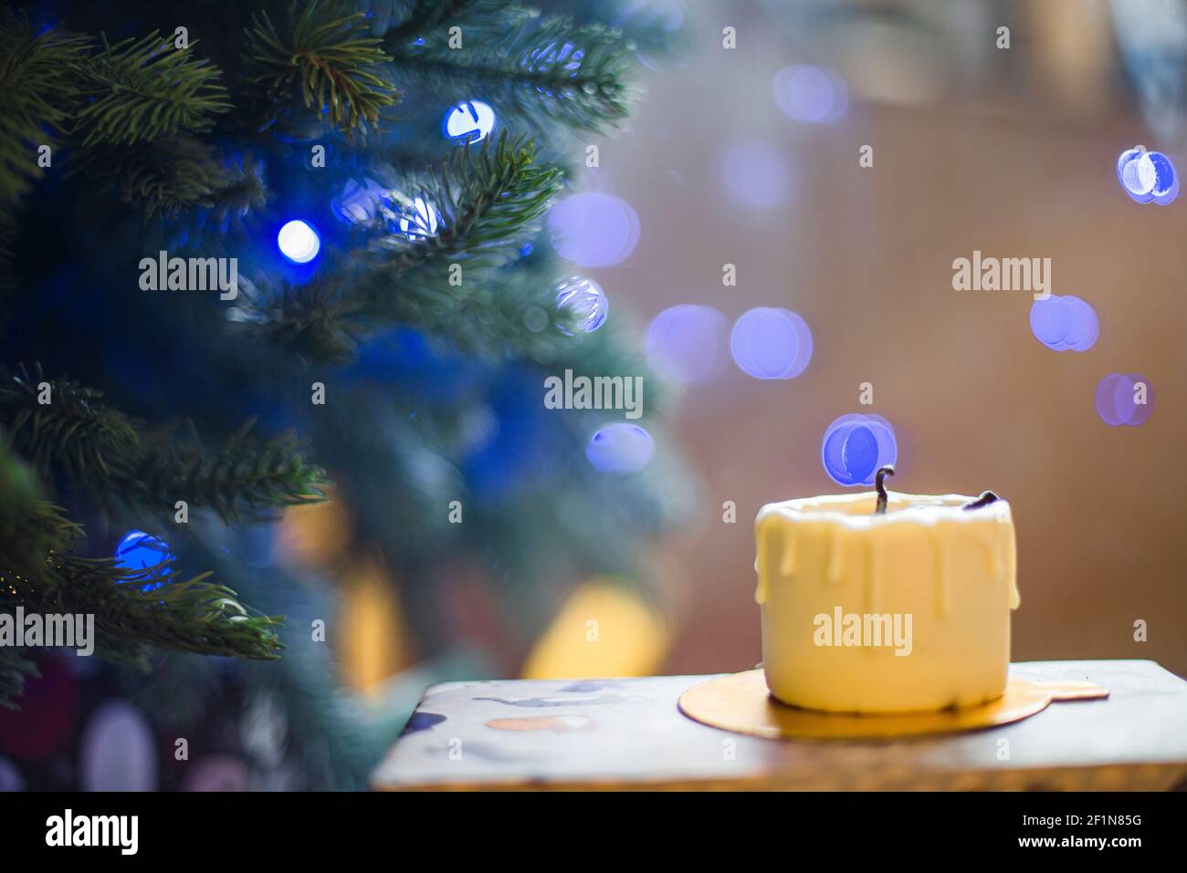 Eine kerzenartige Torte, für die Weihnachtszeit, mit dem Baum Stockfoto