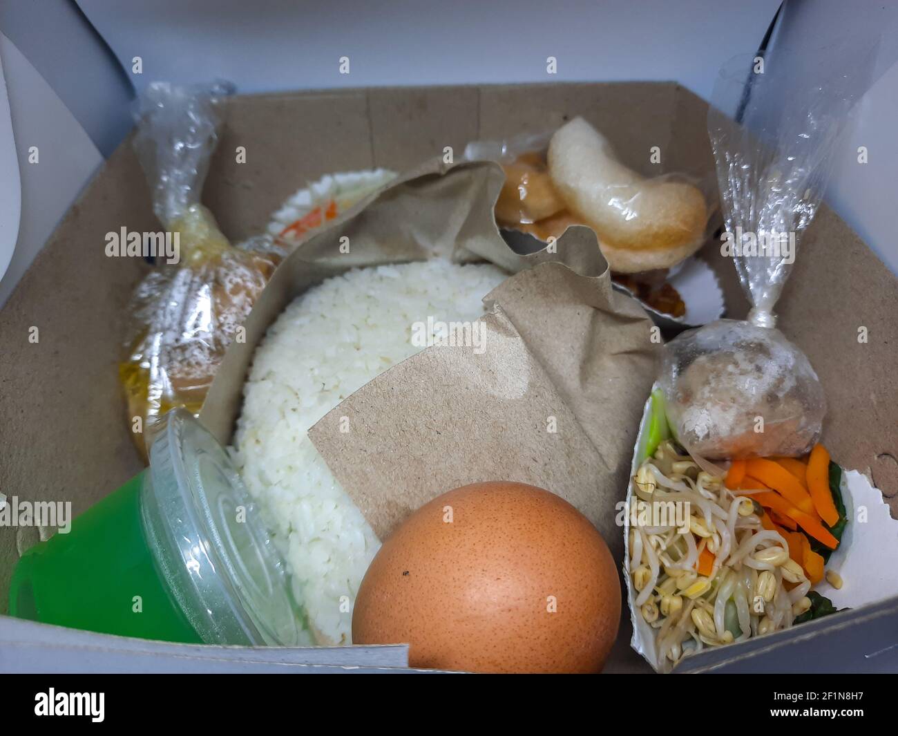 Indonesischer ramadan Reis Lunch Box namens Aneka Nasi Kotak. Ein iftar -Snack-Geschenk für den Fastenmonat. Das Fastenbrechen mit Ei, Gemüse und  Fleisch Stockfotografie - Alamy