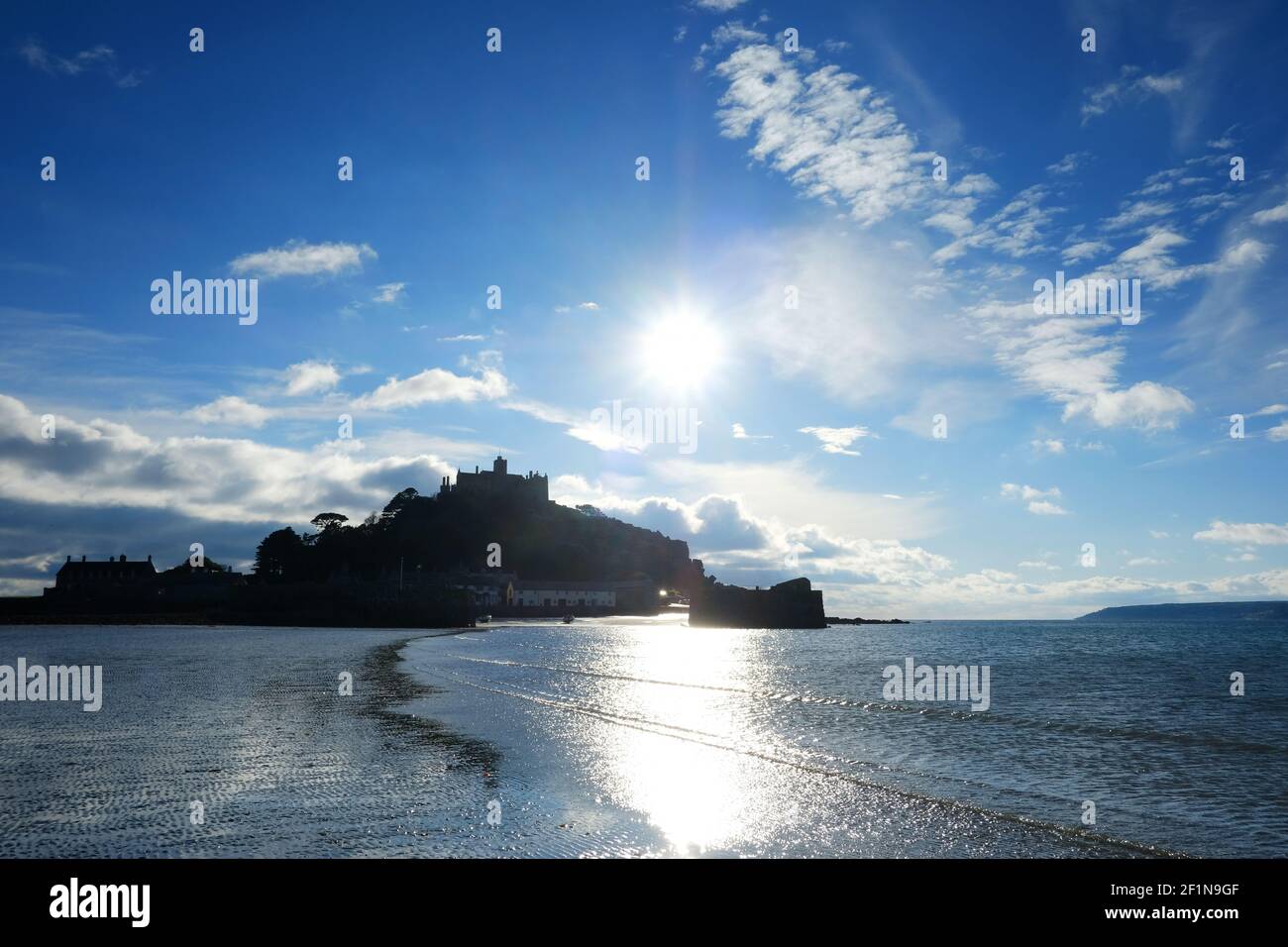 Silhouette des ikonischen St. Michael's Mount, Cornwall, UK - John Gollop Stockfoto