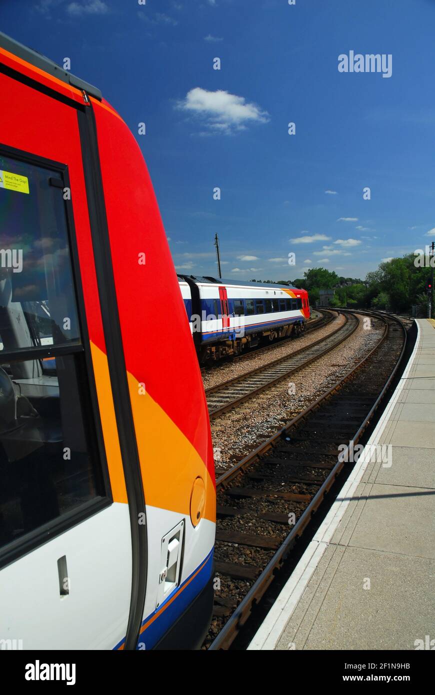 Eine südwestliche Zugeinheit, die auf dem Bahnsteig am Bahnhof Salisbury steht und nach Osten zeigt. Stockfoto