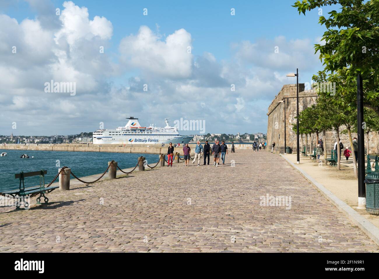 Blick auf die Stadtmauer und den Hafen von Saint-Malo mit Eine bretonische Fähre fährt ab Stockfoto