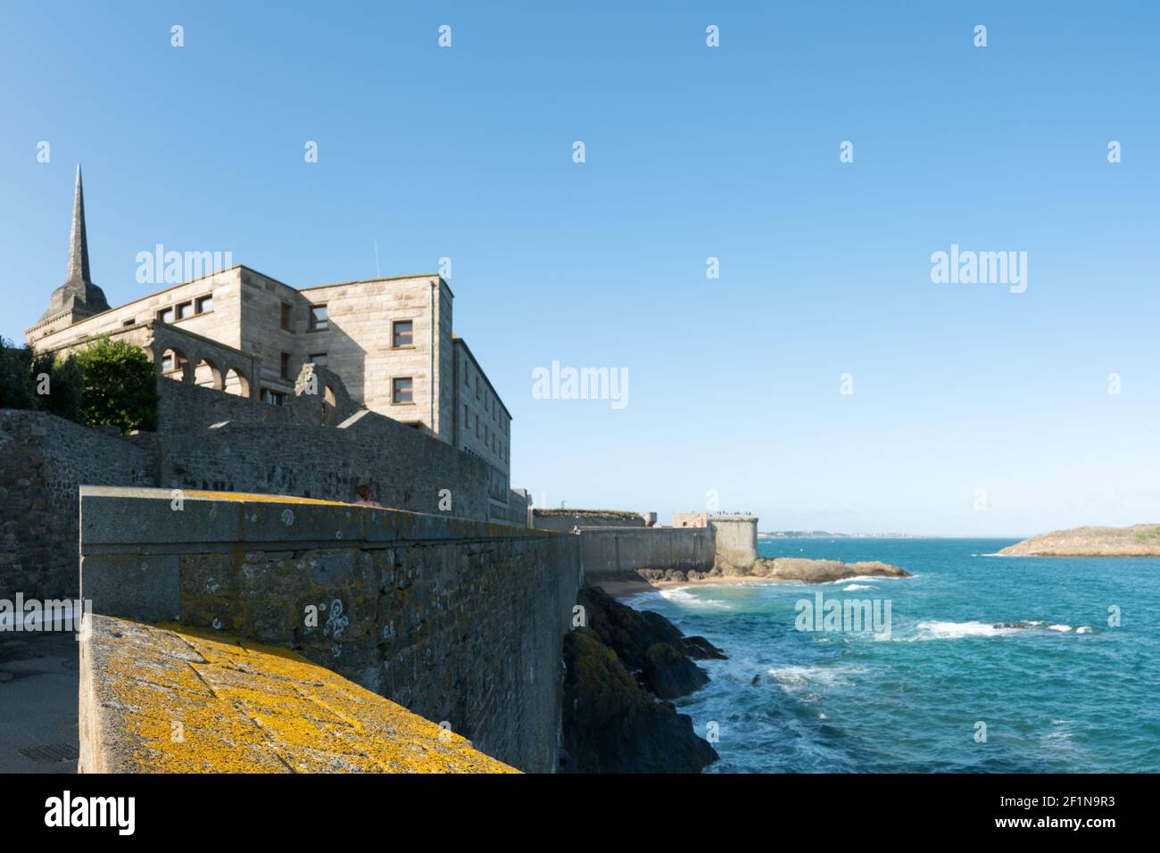 Blick auf die Stadtmauer und die Küste von Saint-Malo in Bretagne Stockfoto