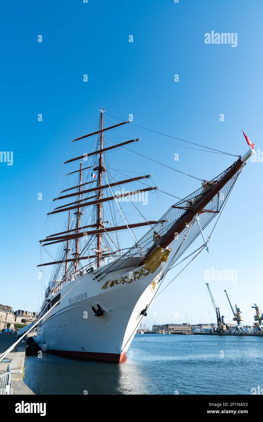 Blick auf das Sea Cloud II Luxus Kreuzfahrtschiff in Der Hafen von Saint-Malo an der Küste der Bretagne Stockfoto