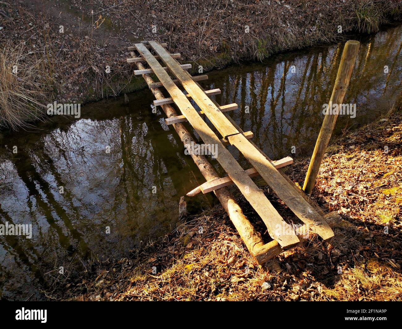 Test of Courage: Würden Sie wagen, diese Brücke zu überqueren. Ein Bild mit großer Symbolik. Titel Stockfoto