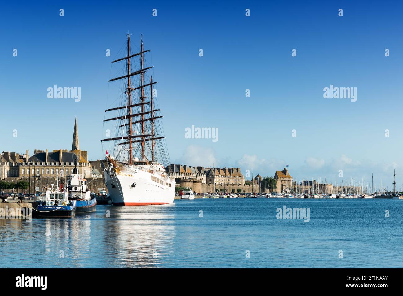 Blick auf das Sea Cloud II Luxus Kreuzfahrtschiff in Der Hafen von Saint-Malo an der Küste der Bretagne Stockfoto