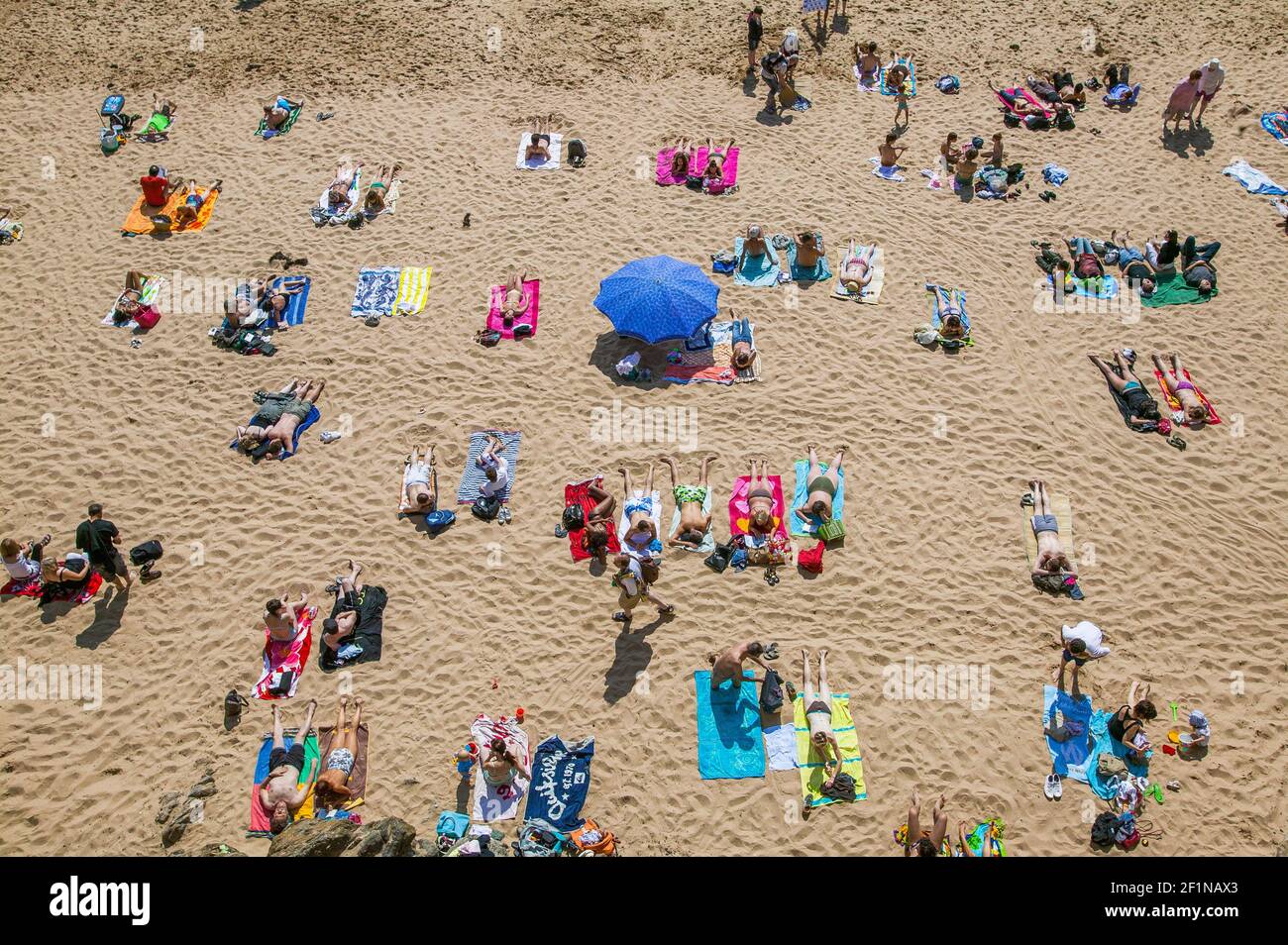 Saint Malo, Frankreich, Bretagne - 03-06-2021, Menschen am Strand von Saint Malo, genießen die ersten warmen Tage des Jahres in Zeiten von Corona, halten dist Stockfoto