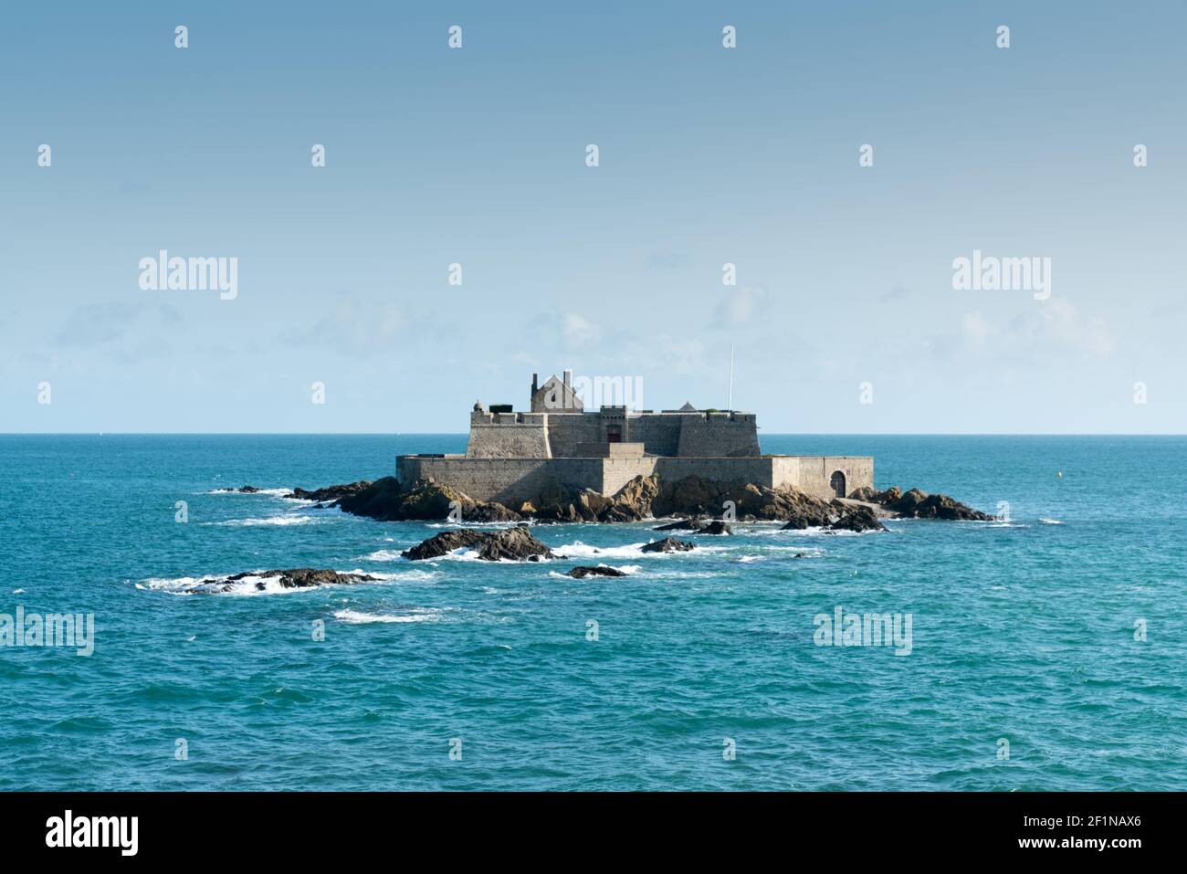 Blick auf die kleine Gezeiteninsel Grand Be in Der englische Kanal von Saint-Malo Stockfoto