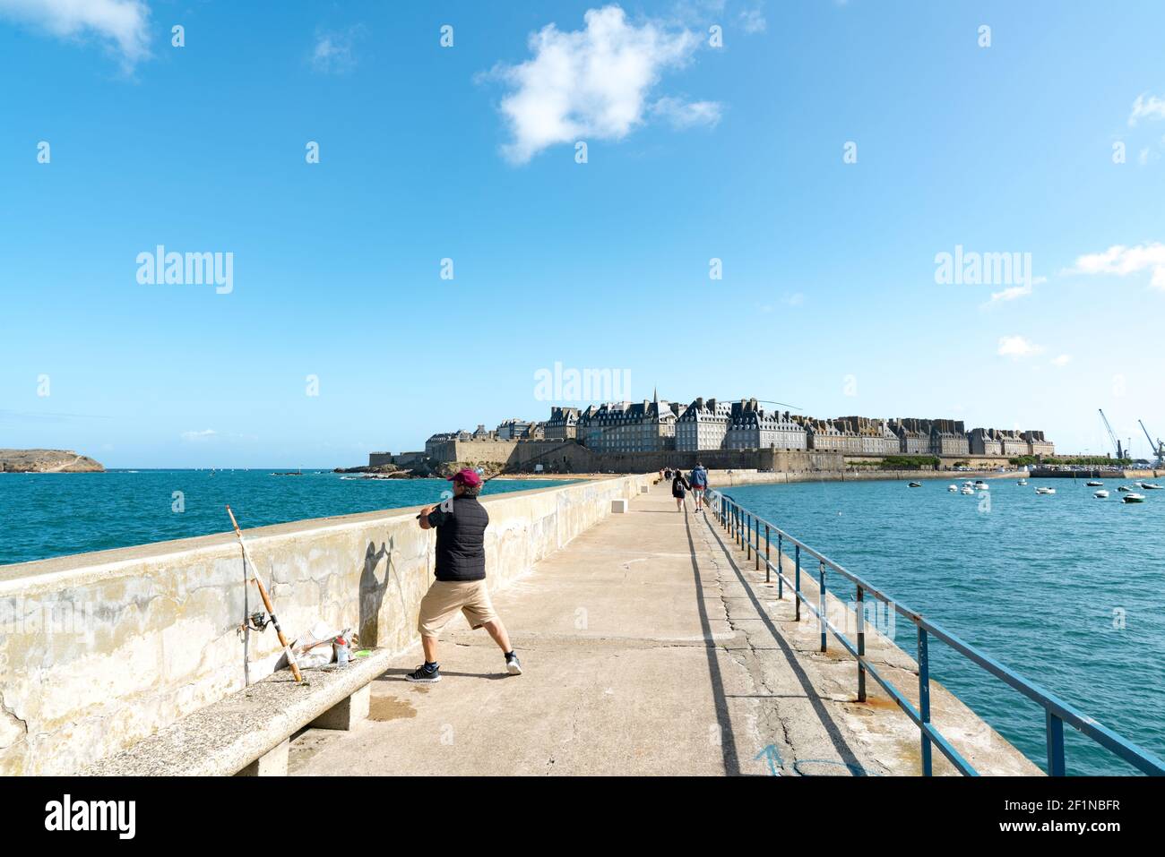 Fischer auf der Hafenmauer Anlegestelle im historischen Französisch Stadt Saint-Malo Stockfoto