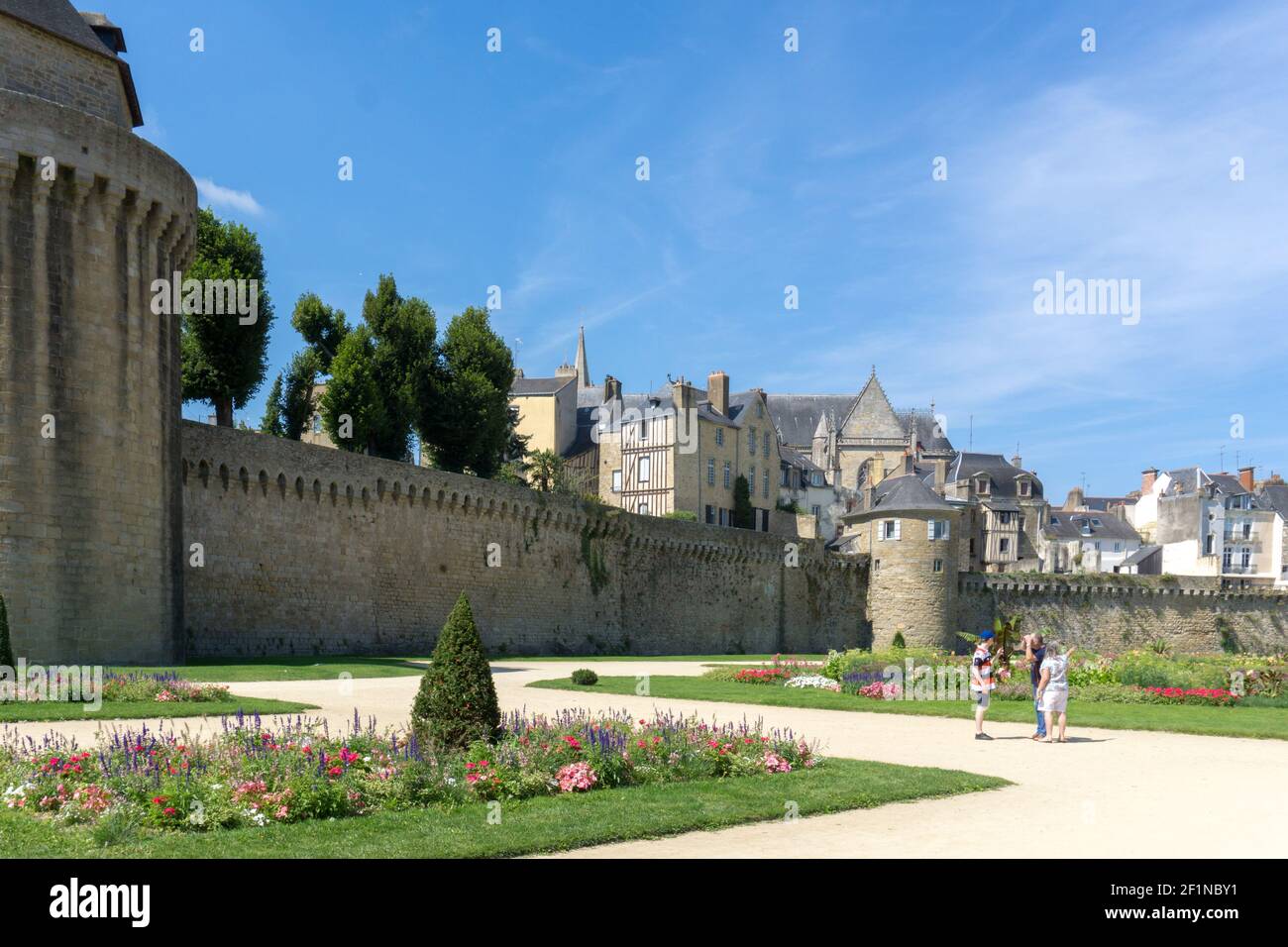 Blick auf die historische Stadtmauer und die Stadtmauer von Vannes In der Bretagne Stockfoto