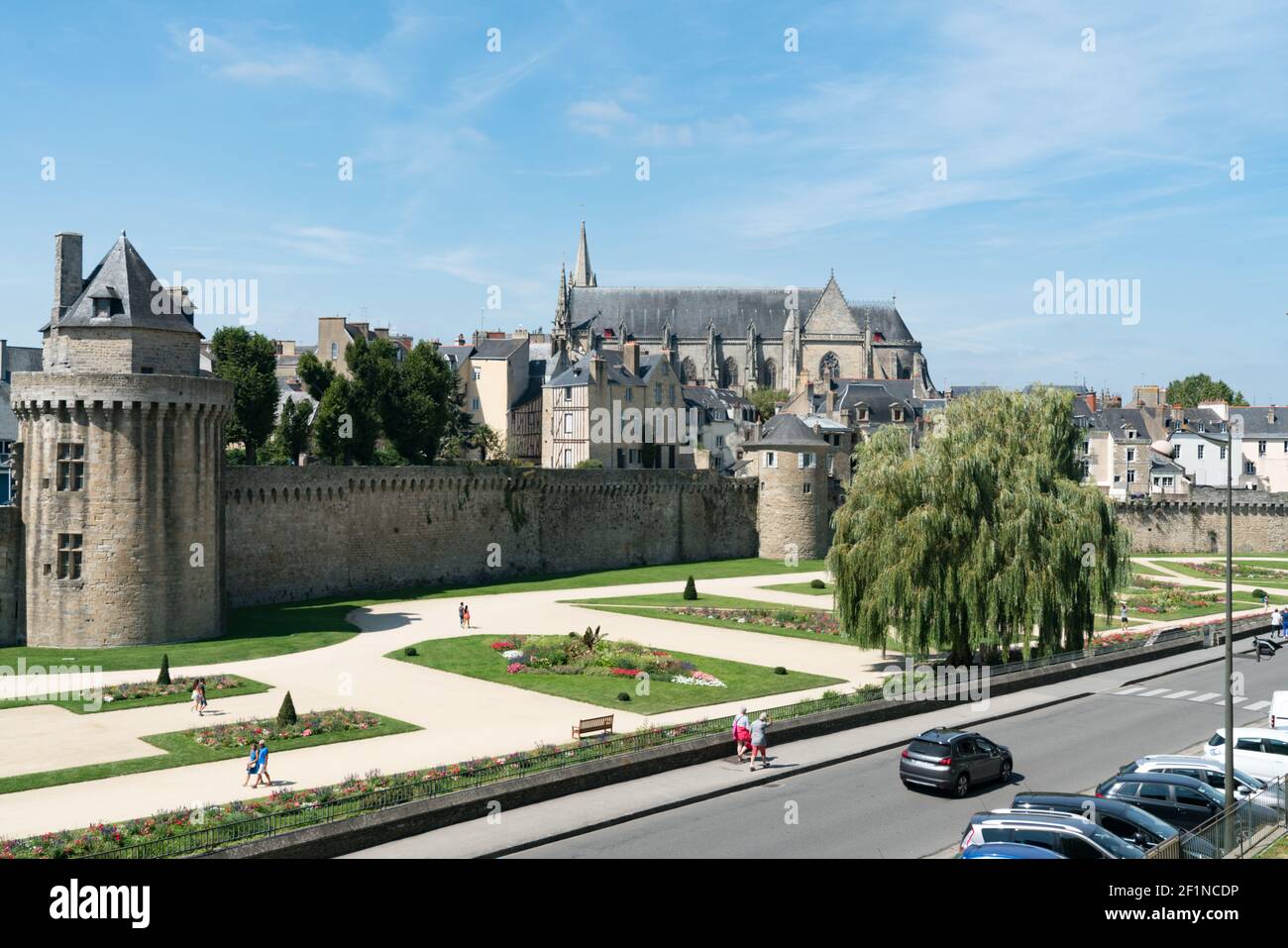 Blick auf die historischen Stadtmauern und Gärten von Vannes In der Bretagne Stockfoto