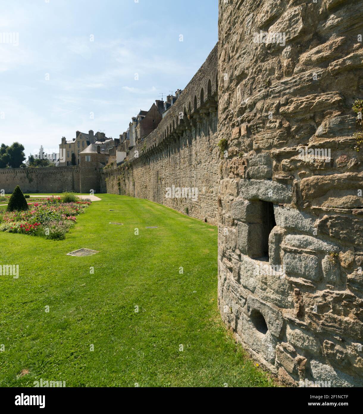 Blick auf die historischen Stadtmauern und Gärten von Vannes In der Bretagne Stockfoto