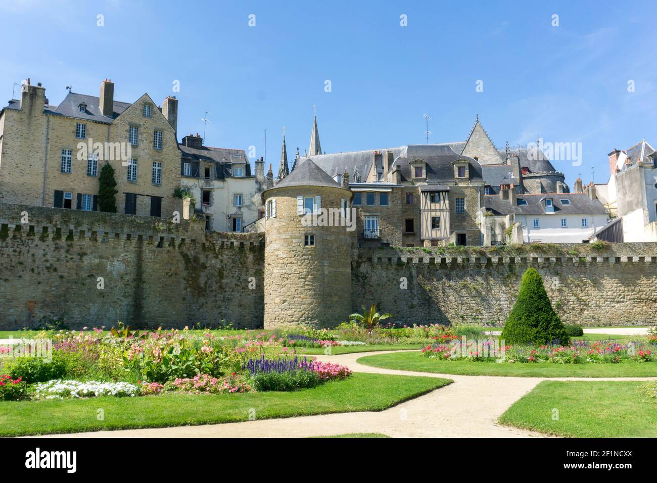 Blick auf die historische Stadtmauer und die Stadtmauer von Vannes In der Bretagne Stockfoto
