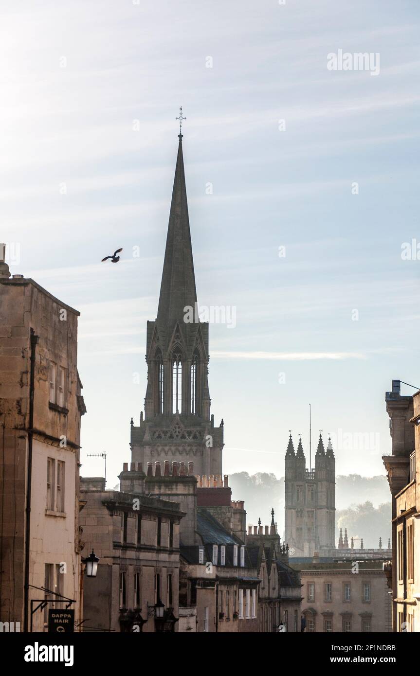 Nebliger Kirchturm und Kirchturm in Bath, Somerset, England, Großbritannien Stockfoto
