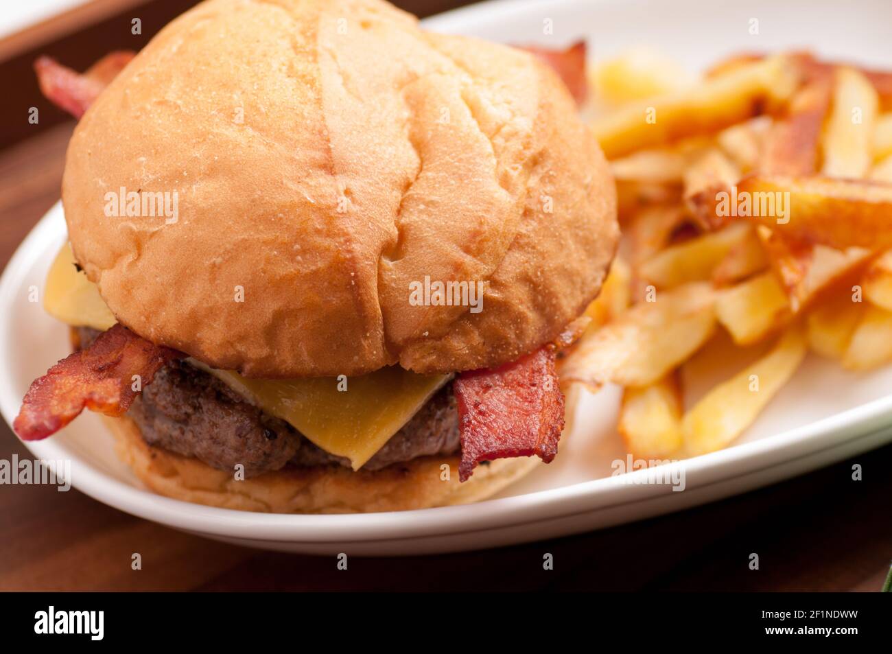 Bio-Bauernhof frischen Hamburger mit Speck und Käse mit zu Hause Pommes frites Stockfoto