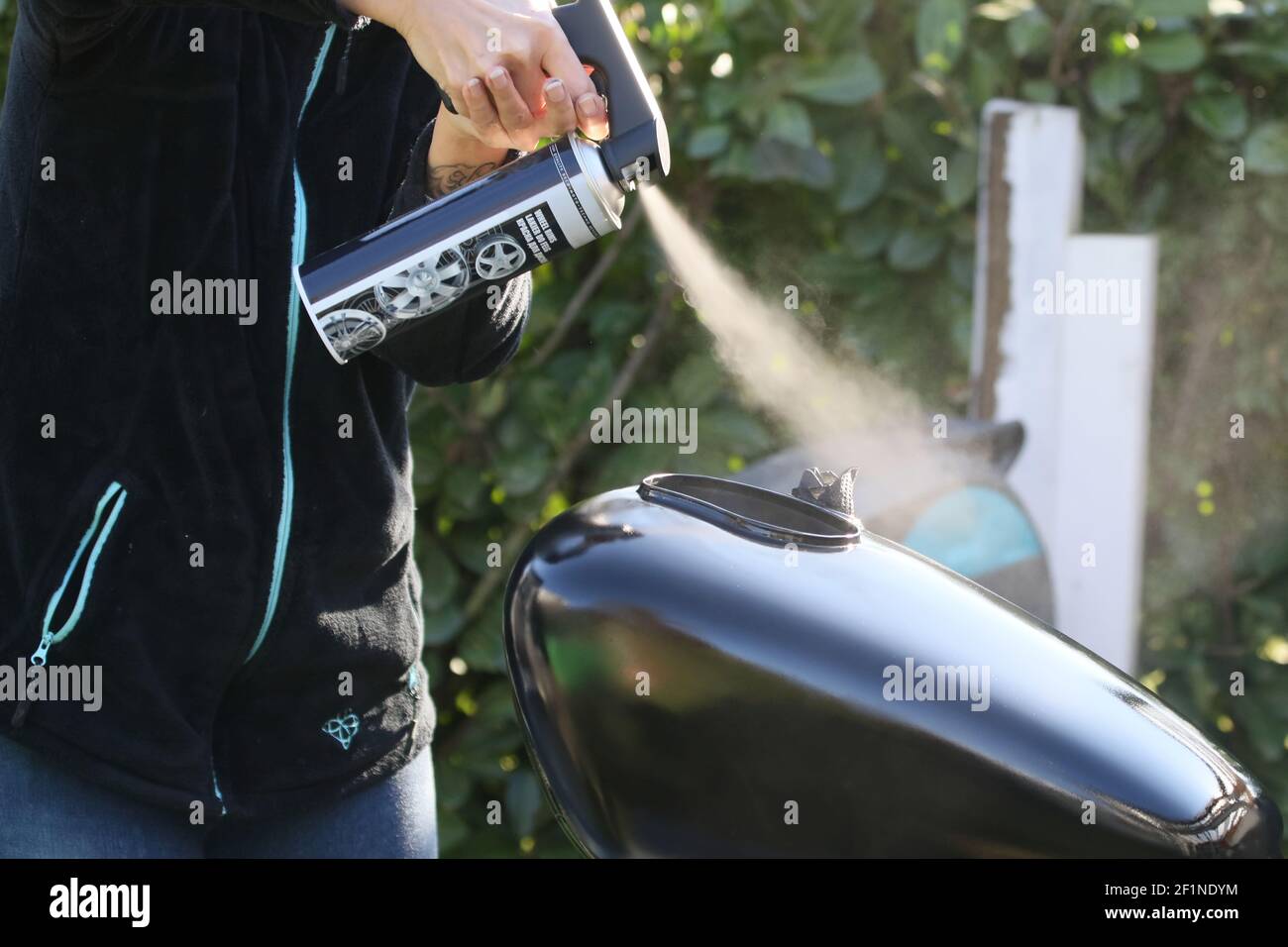 Spritzlackierung eines Benzintanks eines Motorrads Stockfoto