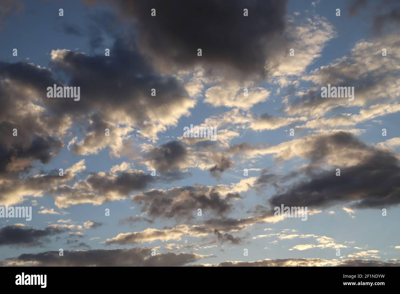 Schwere Wolken am Himmel Stockfoto