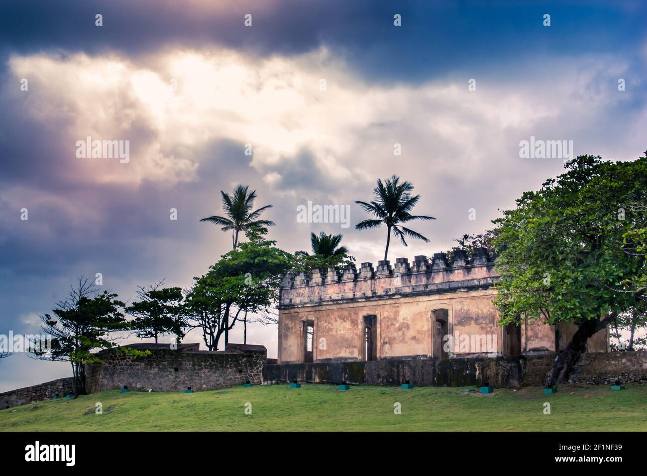 Dunkle Wolken über Fortaleza San Felipe, Puerta Plata Dominikanische Republik Stockfoto