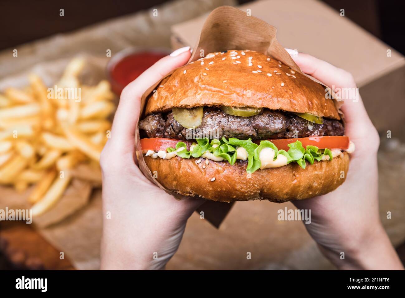 Burger auf einem Holzbrett Stockfoto