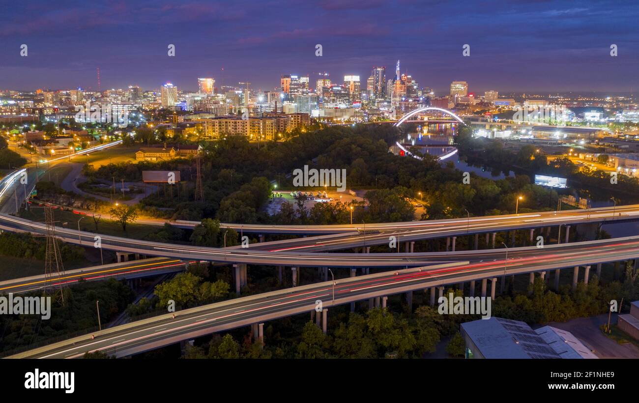 Der Verkehr am frühen Morgen erzeugt leichte Streifen bei Langzeitbelichtung Nashville Tennessee Stockfoto