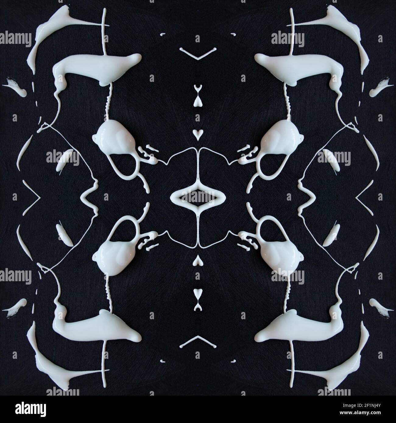 Schwarze Textur hinten mit weißen Spritzern nasser Acrylfarbe. Quadratisches, nahtloses abstraktes Muster Stockfoto