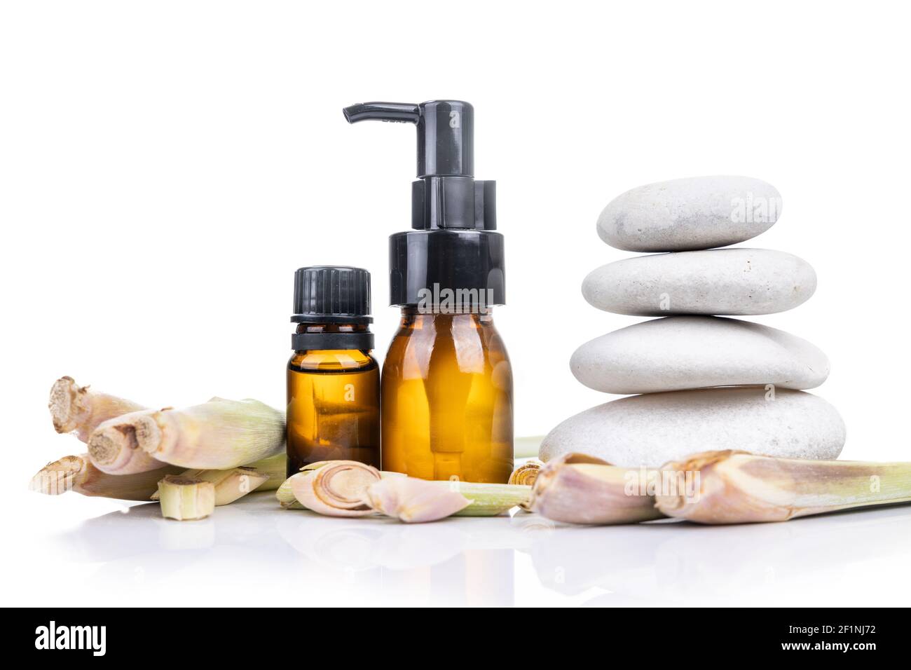 Zitronengras ätherisches Öl Extrakt in der Flasche mit frischem Zitronengras Pflanze. Stockfoto