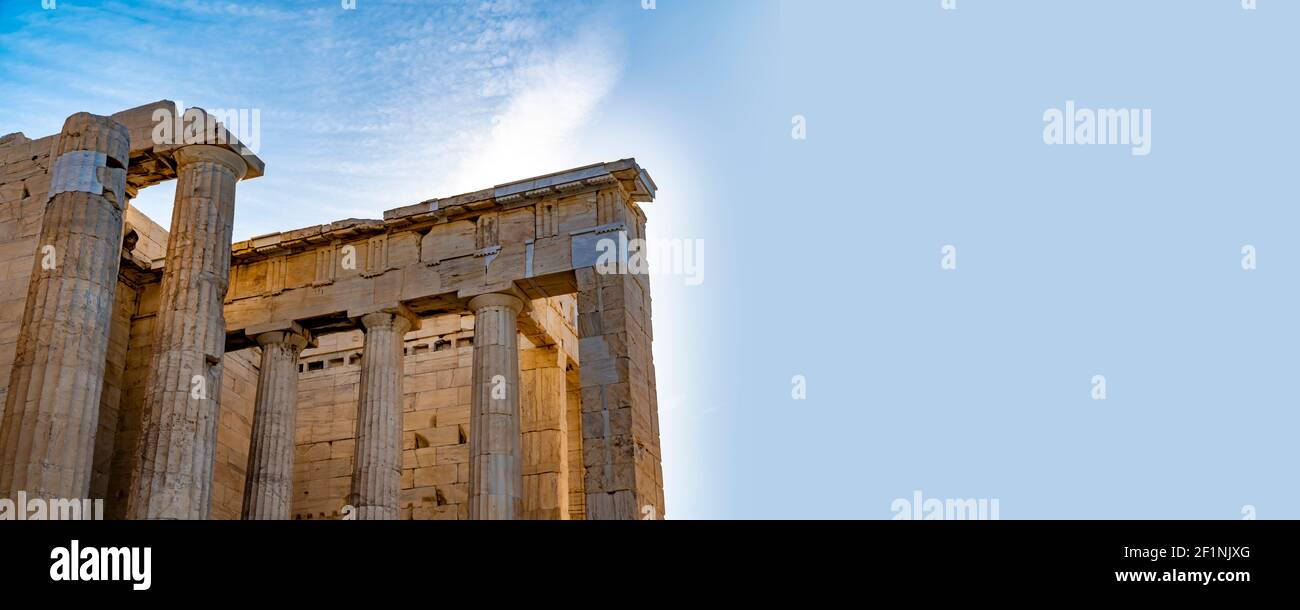 Historische Marmorteile und hellenistische, griechische Säulen von der Parthenon Akropolis in Athen, Griechenland. Panoramaansicht mit großem Kopierbereich. Stockfoto