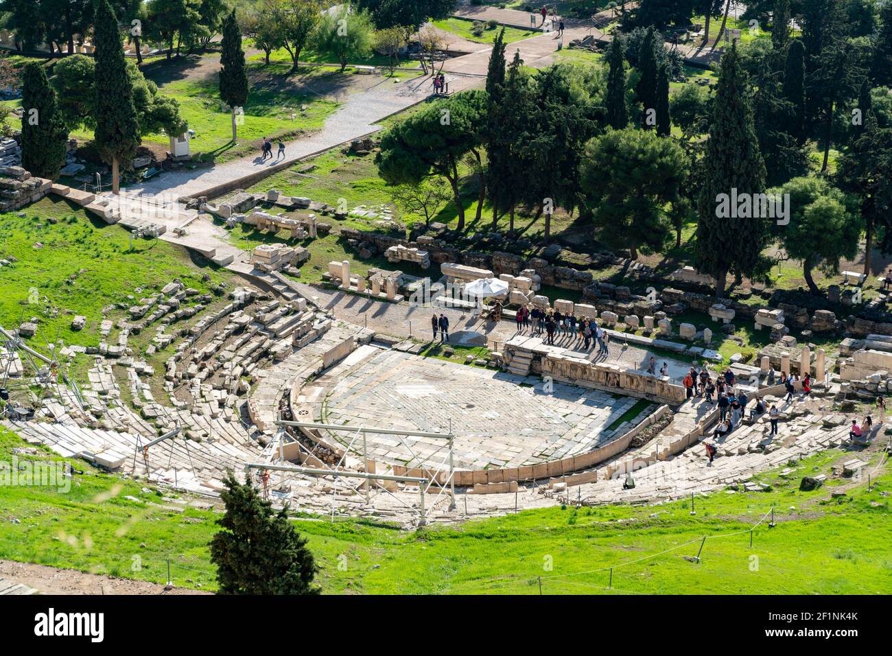 Athen-Griechenland, 23. November 2019: Historisches Amphitheater mit Marmorsitzen im hellenistischen, griechischen Stil. Viele Touristen besuchen Stockfoto