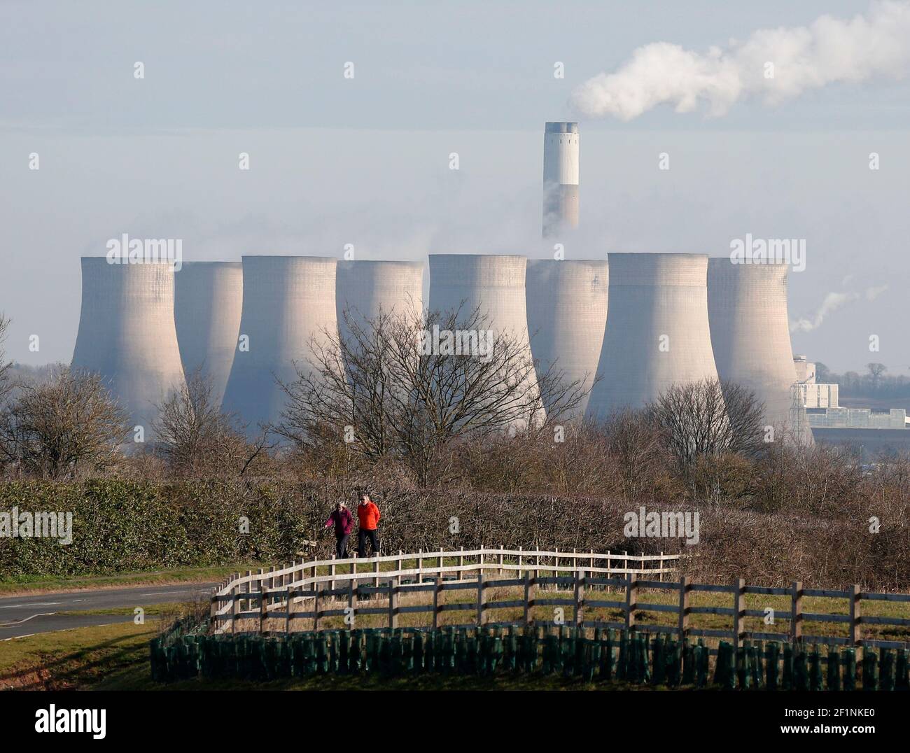 Kegworth, Leicestershire, Großbritannien. 9th. März 2021. Das Kraftwerk Ratcliffe-on-Soar wird von Kegworth aus als Rushcliffe Borough Council betrachtet, um einen Interessenbekundung für den Standort des Kohlekraftwerks UniperÕs zu diskutieren, der einen Kernfusionsreaktor aufnehmen soll, wenn er 2025 stillgelegt wird. Credit Darren Staples/Alamy Live News. Stockfoto