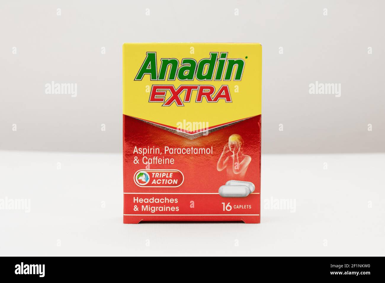 London / UK - März 8th 2021 - Anadin Extra Medikamentenbox, enthält Aspirin Paracetamol und Koffein Stockfoto