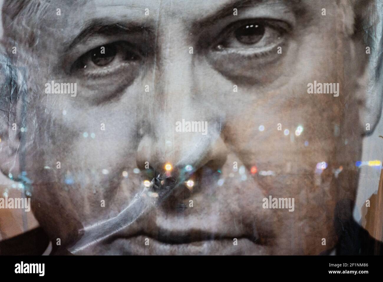 TEL AVIV, ISRAEL - 09. Aug 2018: Ein Banner des israelischen Ministerpräsidenten Benjamin Netanjahu bei einem Protest, der seinen Rücktritt wegen Korruptionsvorwürfen fordert Stockfoto