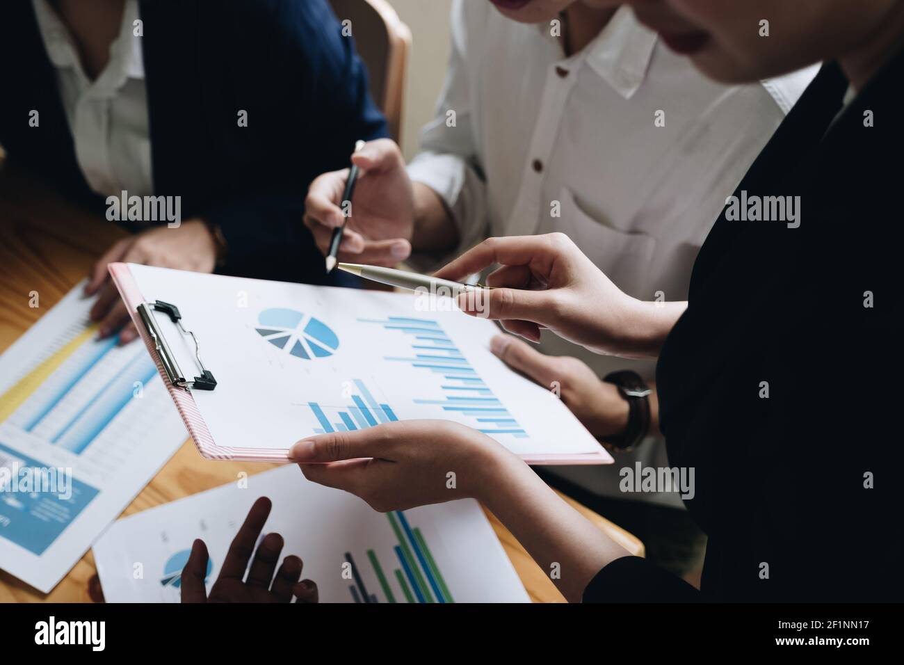 Startup-Unternehmen, junge kreative Menschen Gruppe Brainstorming auf Treffen, um Ideen Pläne und Projekte zu teilen. Stockfoto