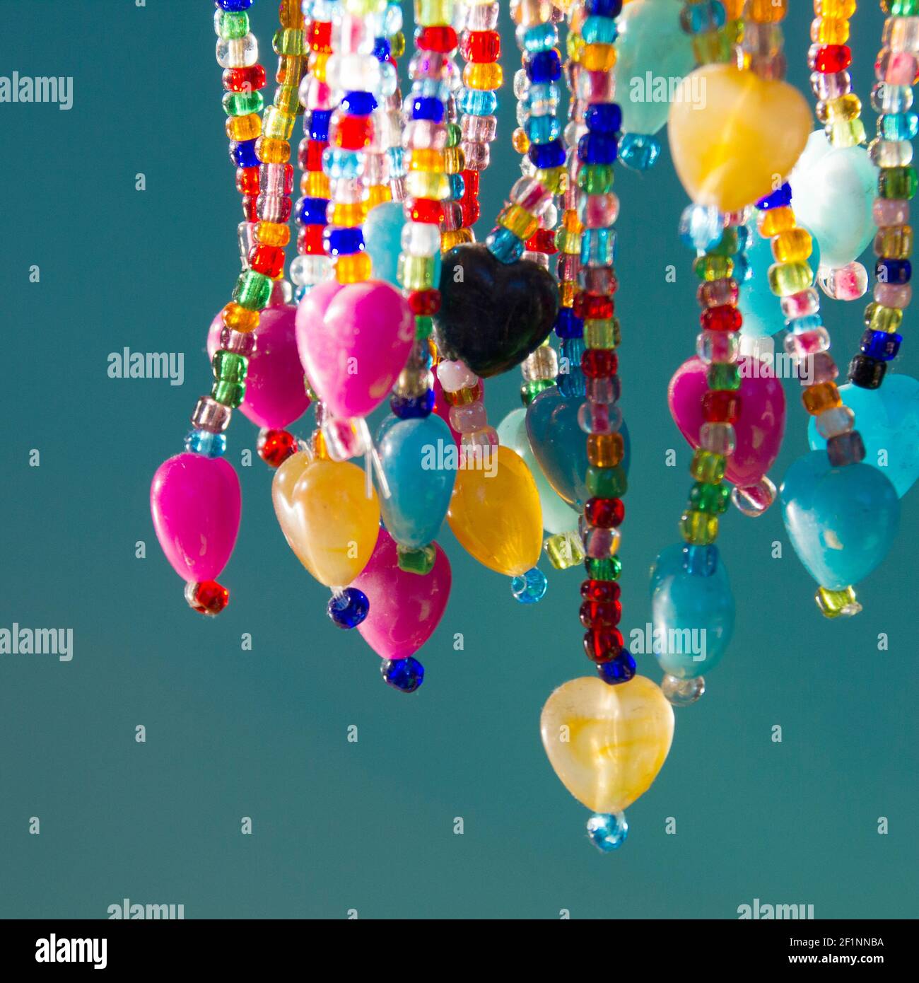 Bunte Perlen in Schnüren. Perlenstränge Stockfoto