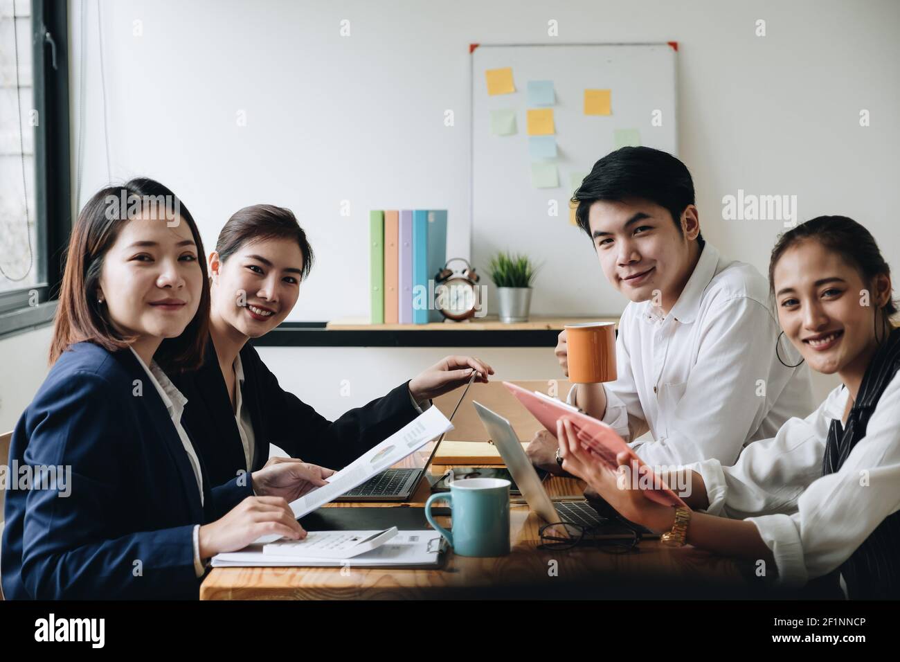 Portrait eines jungen asiatischen Business-Teams, das in einem modernen Open Space Office Startup zusammenarbeitet. Blick auf die Kamera Stockfoto