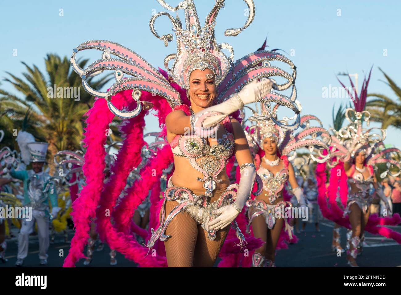 Tänzerin beim Karnevalsumzug in Costa Teguise, Insel Lanzarote, Kanarischen Inseln, Spanien Tänzer der Karnevalsparade in Costa Teguise, Lanzarot Stockfoto