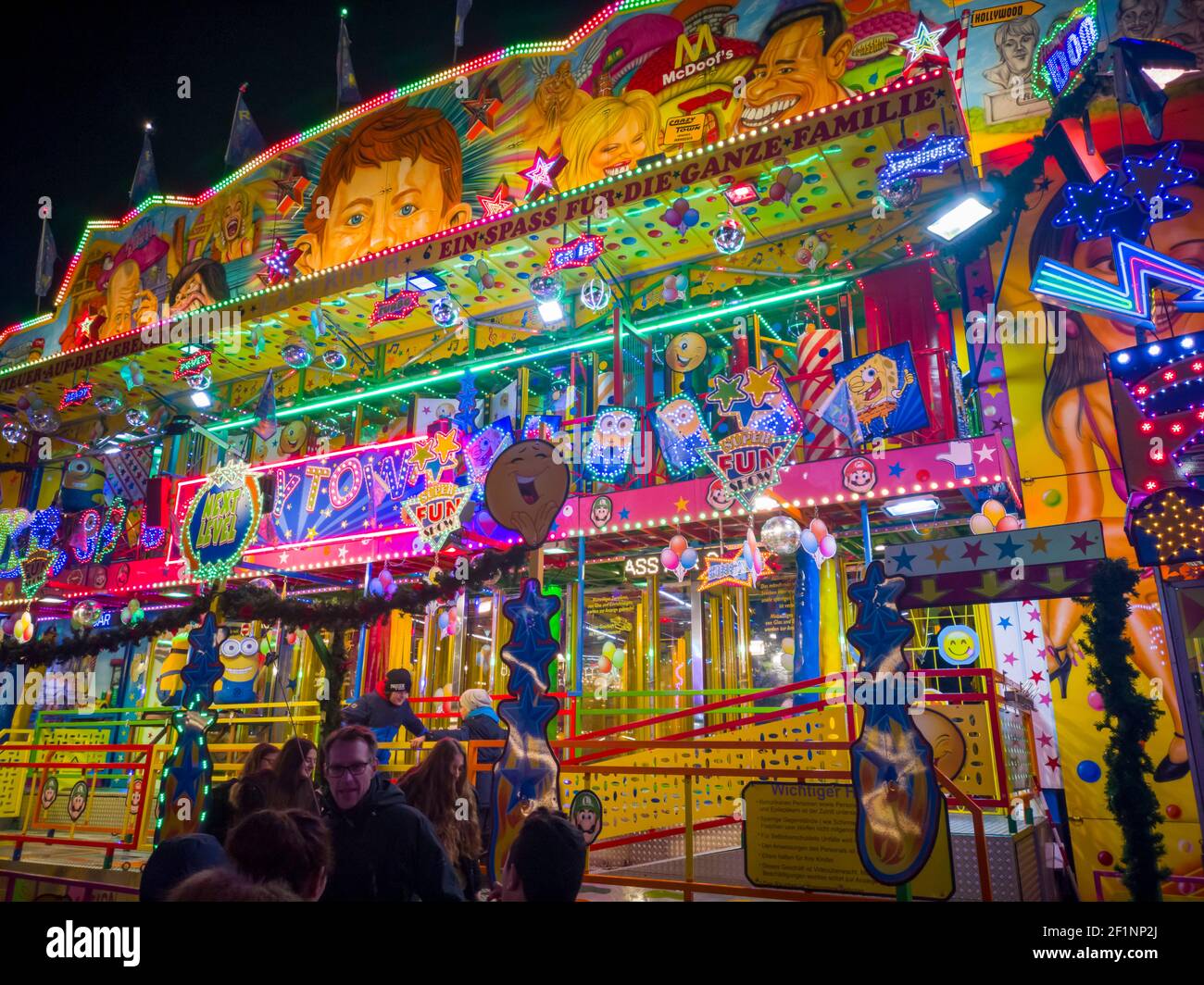 Hamburg, Deutschland-11,3.2018. Berühmter DOM Amusement- und Unterhaltungspark. Bunte Neonlichter und Spielzeug auf dem Fun Fair Stockfoto