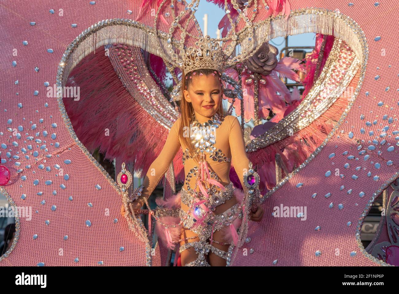 Kinder Karnevalskönigin beim Karnevalsumzug in Costa Teguise, Insel Lanzarote, Kanarischen Inseln, Spanien Kinderkarnevalskönigin beim Karneval P Stockfoto