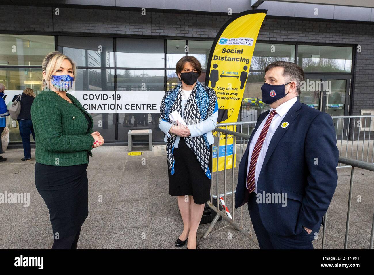 Michelle OÓNeill, Arlene Foster und Robin Swann, Gesundheitsminister von Nordirland, besuchten das Impfzentrum des Ulster Hospitals. Stockfoto