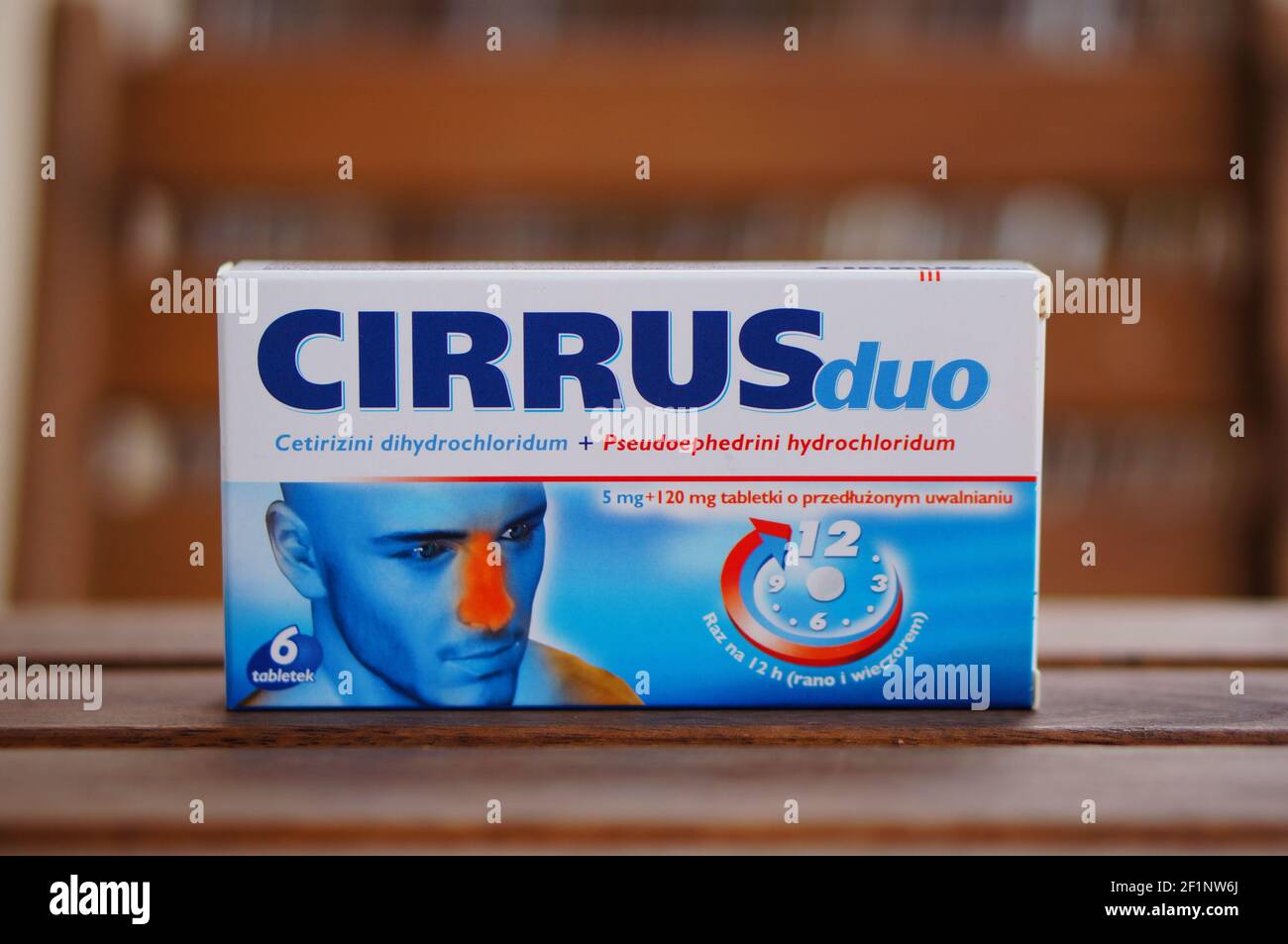 POZNAN, POLEN - 06. Aug 2017: Cirrus Duo Medizin in einer Papierkiste auf einem Holztisch Stockfoto