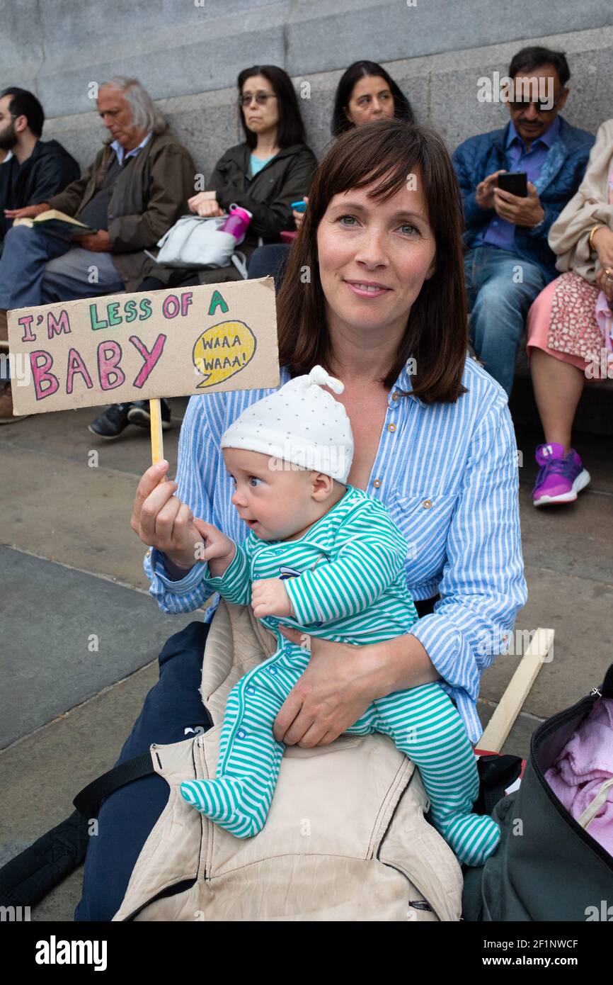 Jo Green aus London im Bild mit dem Baby Laurence (3 Monate alt) auf dem Trafalgar Square in London, wo am zweiten Tag des Staatsbesuchs von US-Präsident Donald Trump in Großbritannien Proteste stattfinden. Jo sagt: "Ich empfinde es als beschämend, dass dieses Land Trump ehrt und wir aufstehen und das sagen müssen." Bildnachweis sollte lauten: Katie Collins/EMPICS/Alamy Stockfoto